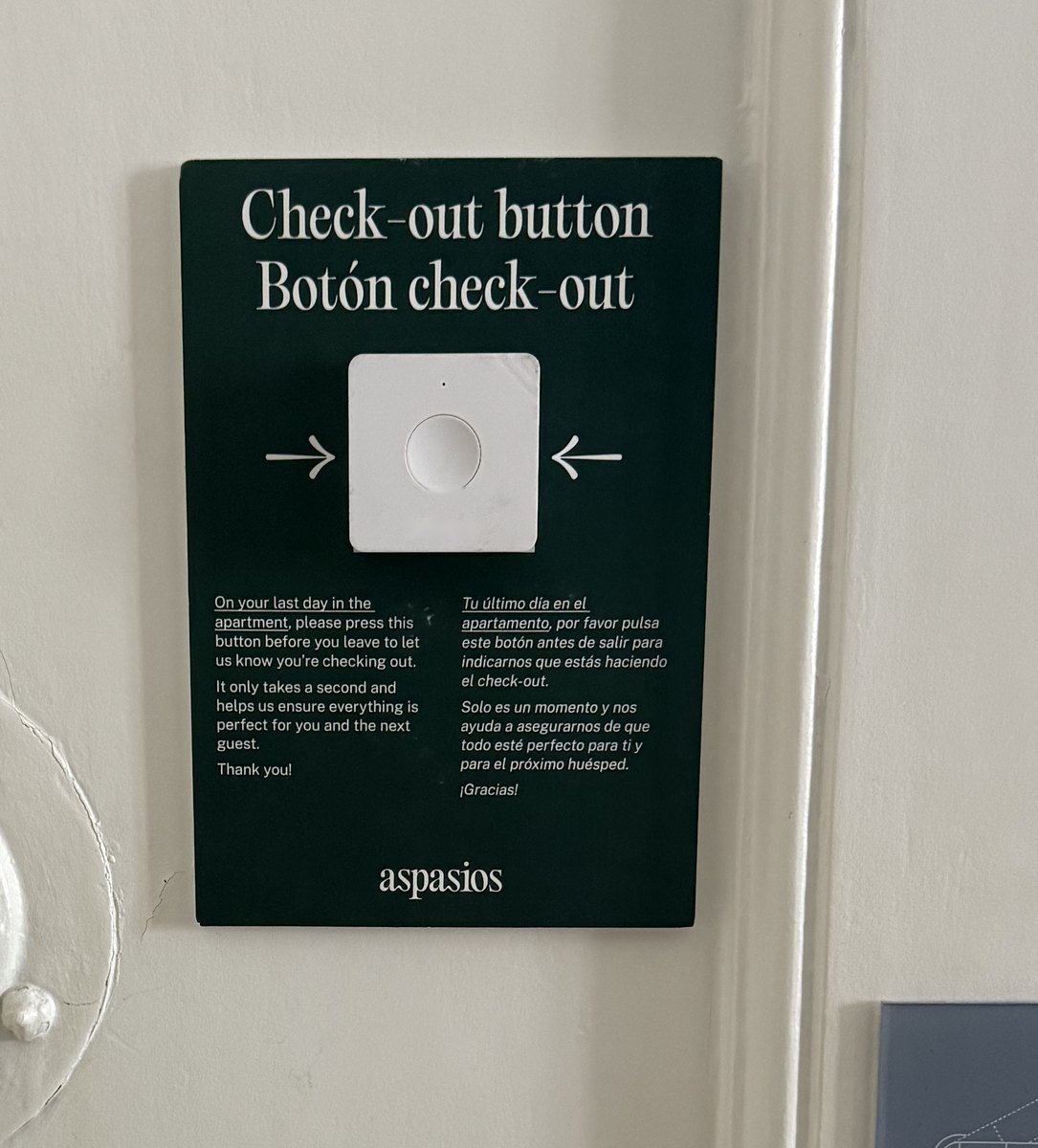 Botón de Checkout instalado en el cartel de salida, junto a la puerta de un apartamento de Aspasios